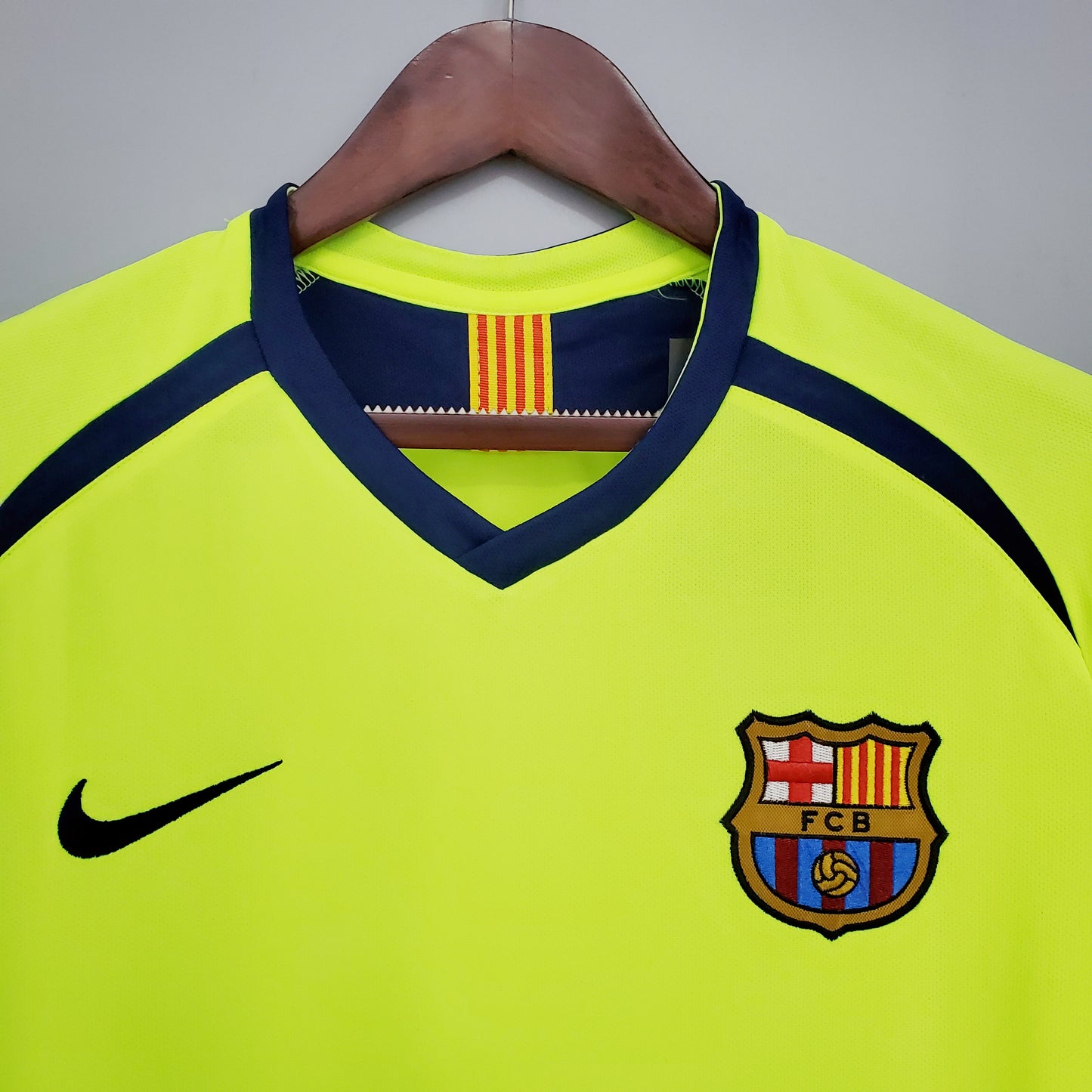 Barcelona Retro Jersey 2005/2006 AWAY